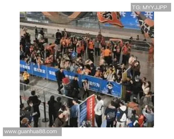 球员赛后感谢粉丝热情接机，机场变“球迷海”